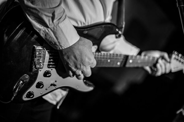 Ein Mann spielt auf einer E-Gitarre - Gitarren lernen mit einem Online Gitarrenkurs