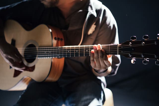 Ein Mann spielt auf der Gitarre.