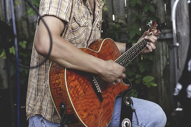 Ein Mann spielt auf seiner Gitarre.