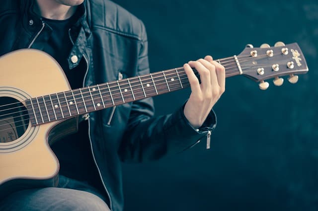 Ein Mann spielt auf einer Gitarre.