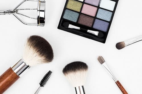 makeup-brush-1761648_640 (1) (1)